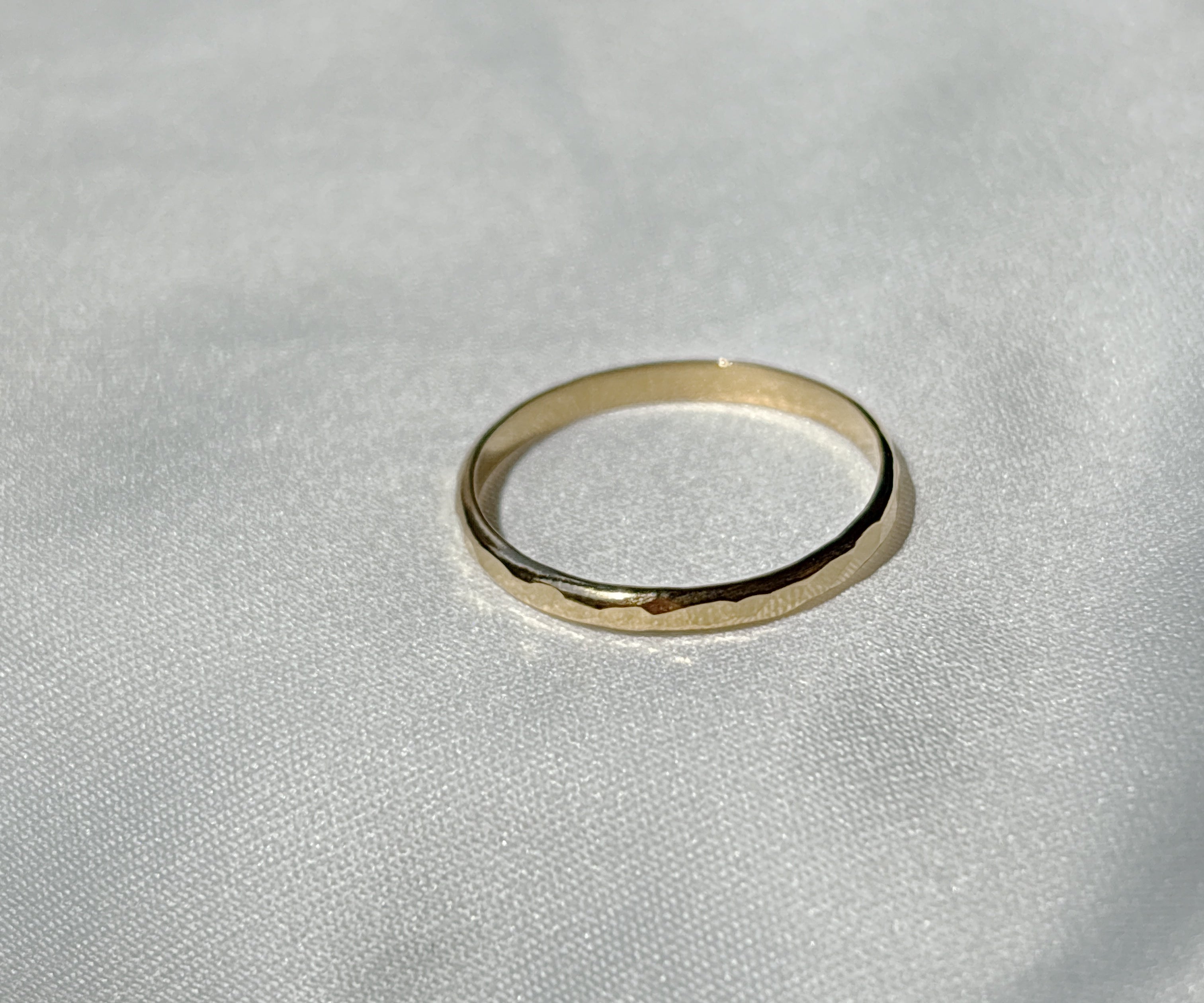 YETTA THIN – gehämmerter Ring