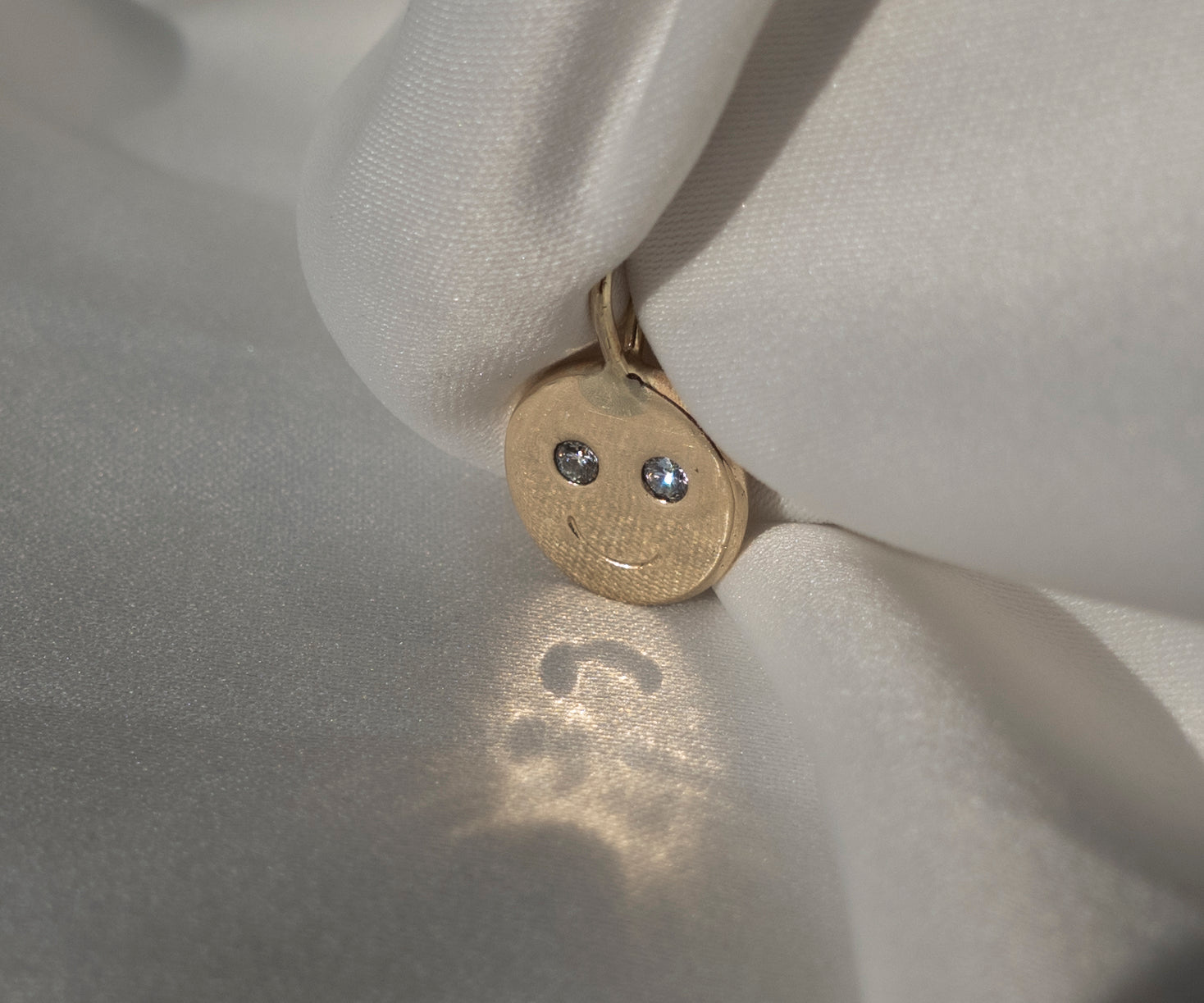 HAPPY FACE – Anhänger aus recyceltem Silber oder Gold mit lab grown Diamanten