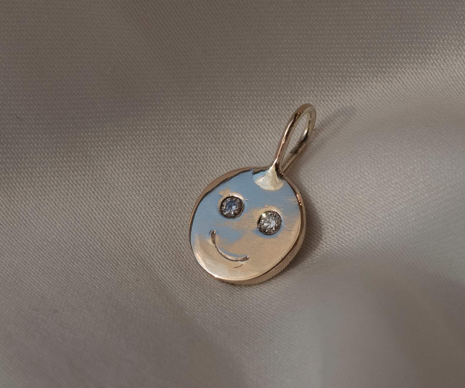 HAPPY FACE – Anhänger aus recyceltem Silber oder Gold mit lab grown Diamanten