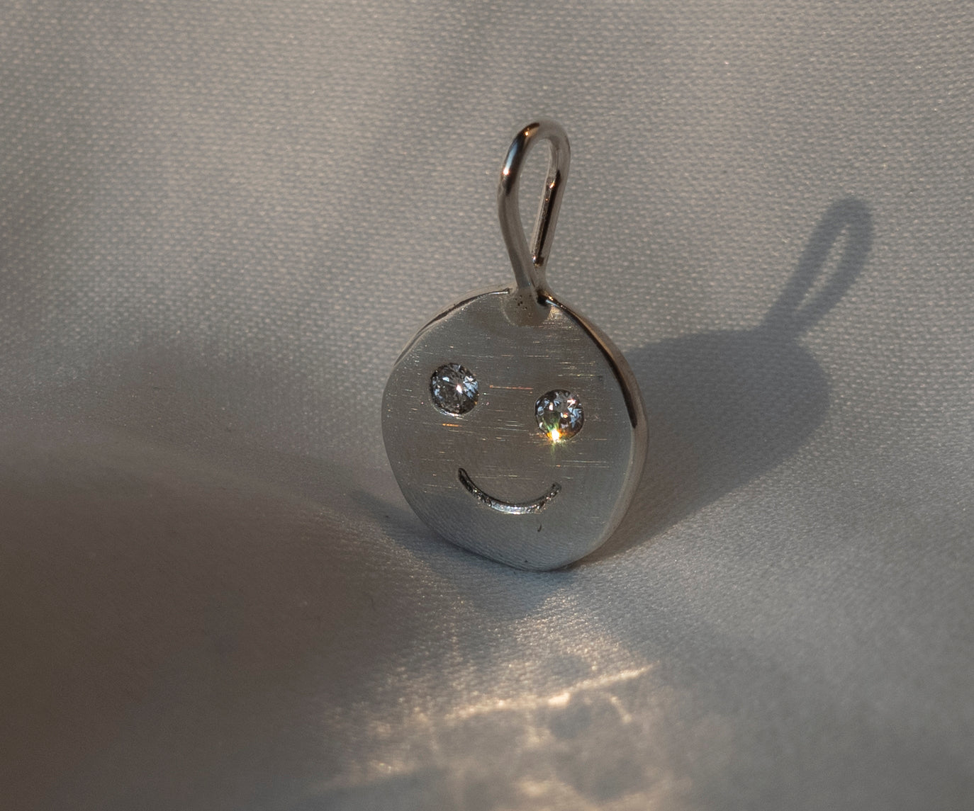 HAPPY FACE – Anhänger aus recyceltem Silber oder Gold mit lab grown Diamanten