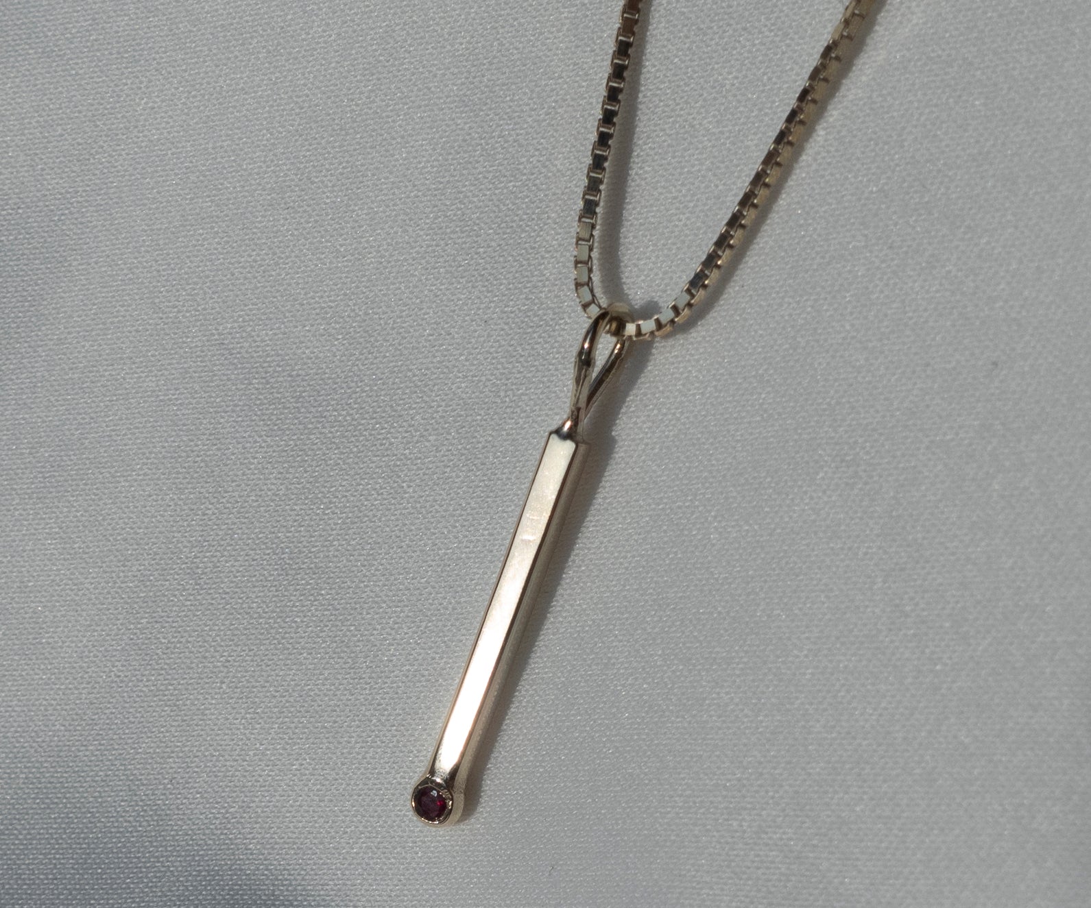 MATCHSTICK – Anhänger aus recyceltem Silber oder Gold mit Rubin