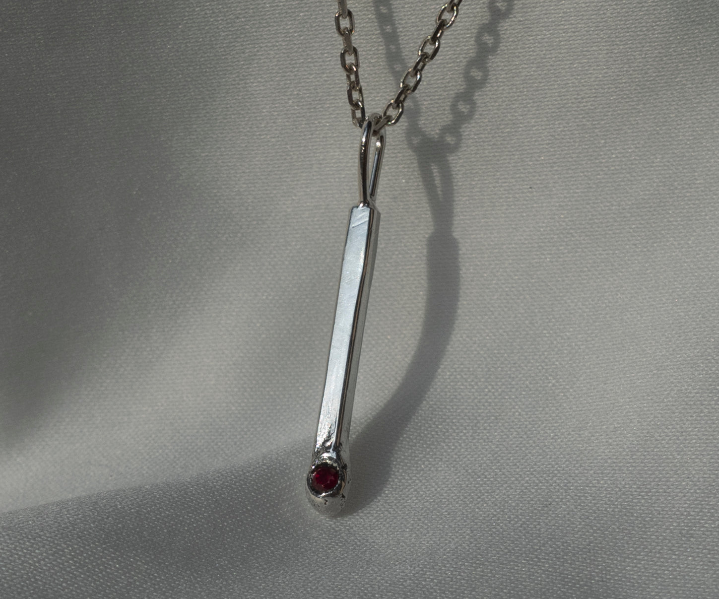MATCHSTICK – Anhänger aus recyceltem Silber oder Gold mit Rubin