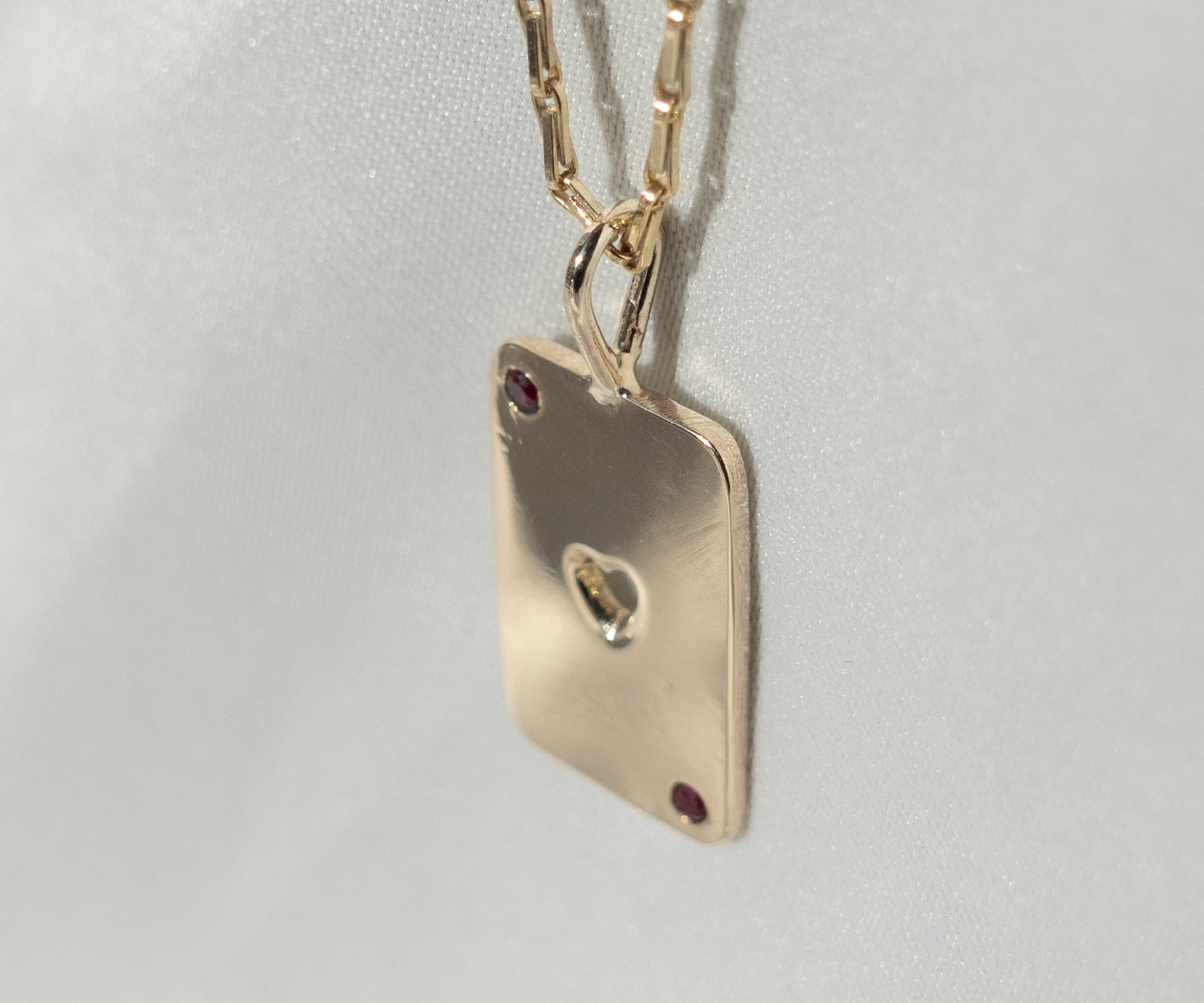 ACE OF HEARTS – Anhänger aus recyceltem Silber oder Gold mit Rubin