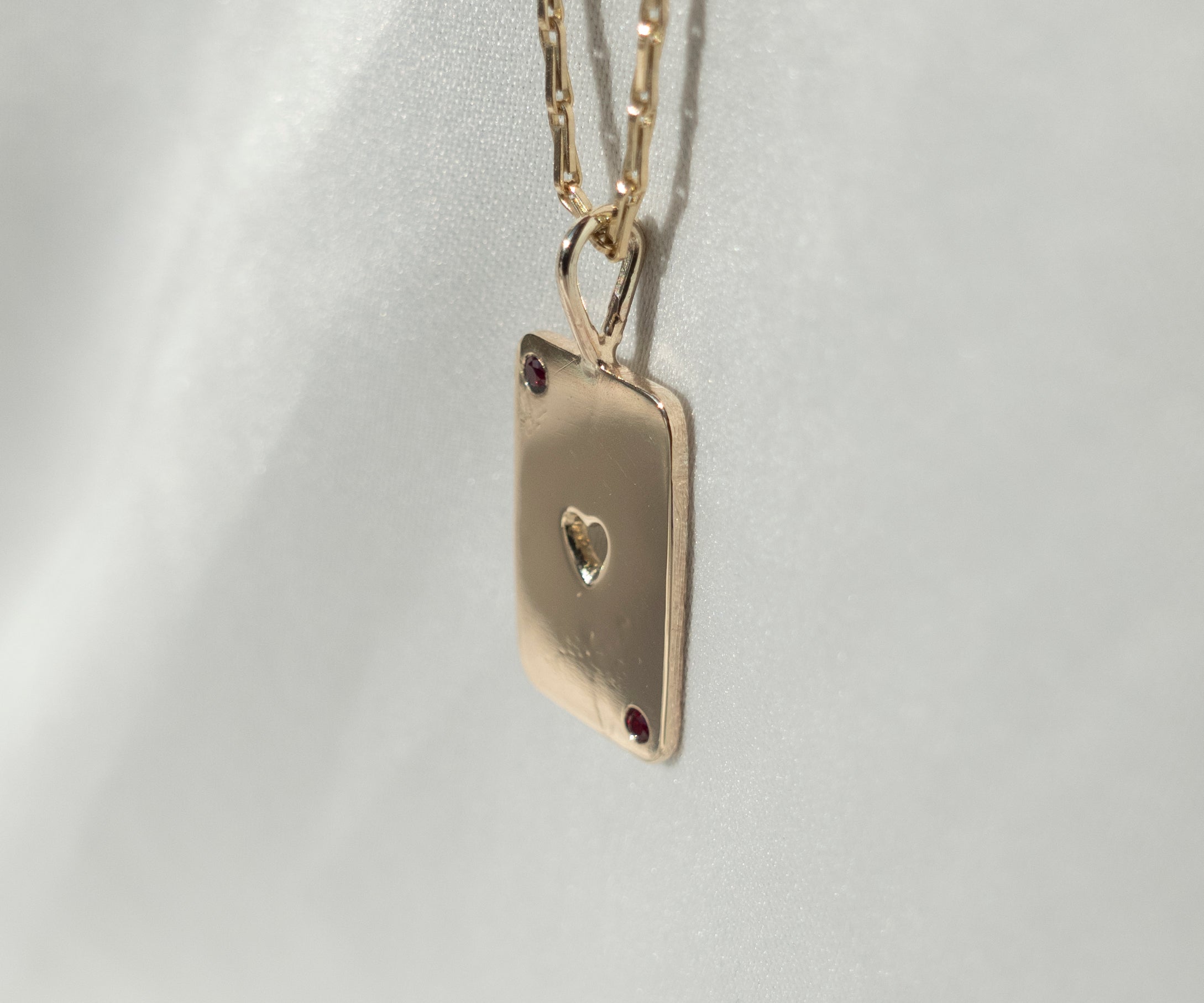 ACE OF HEARTS – Anhänger aus recyceltem Silber oder Gold mit Rubin