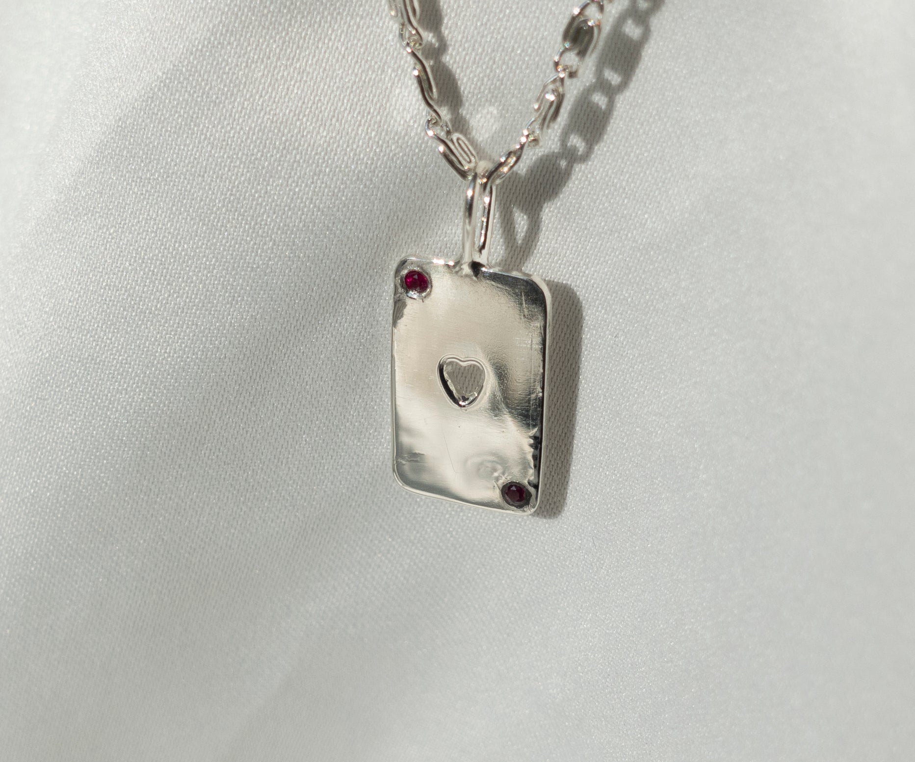 ACE OF HEARTS – Anhänger aus recyceltem Silber oder Gold mit Rubin