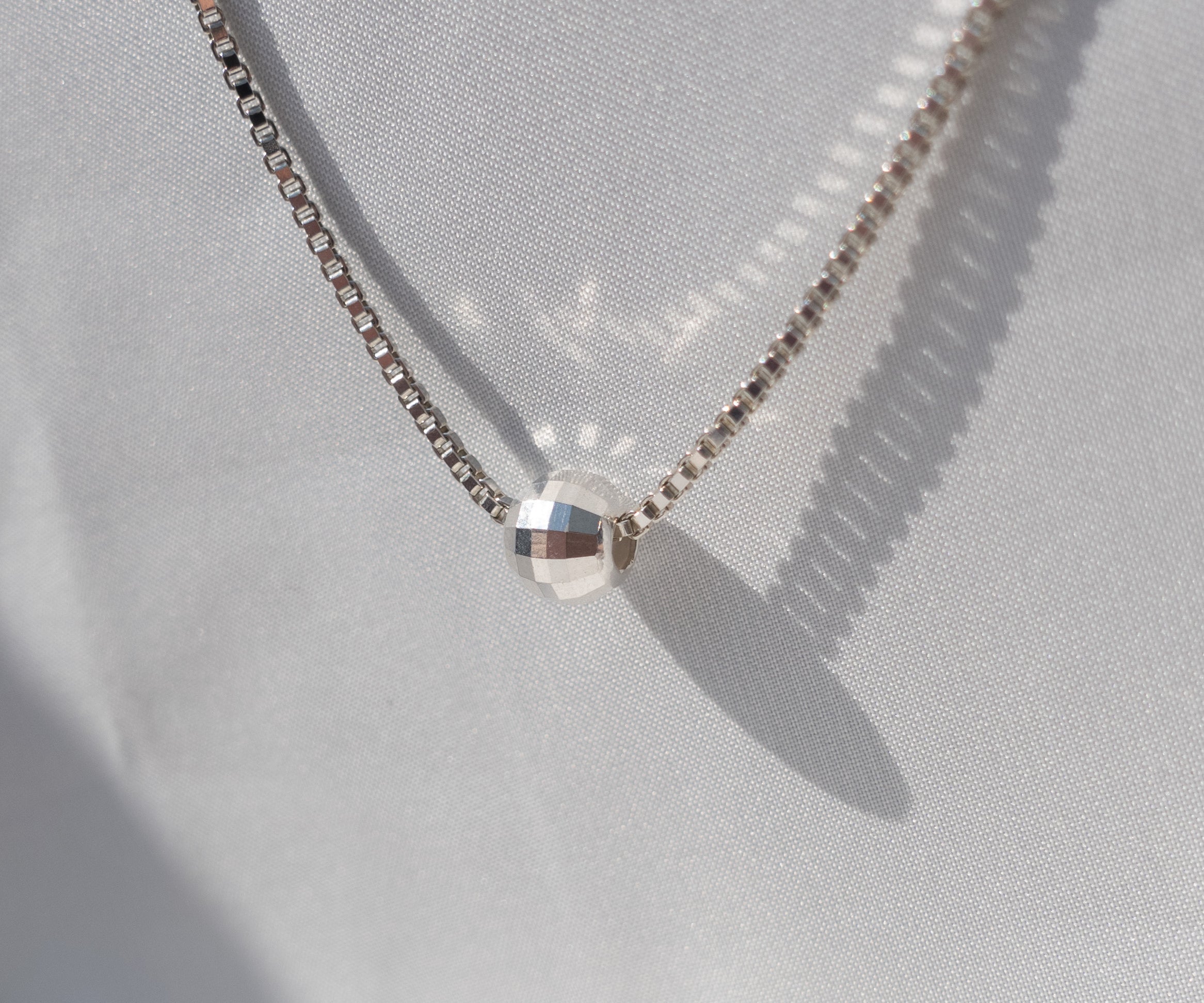 DIONA MAXI – Kette mit großer Discokugel