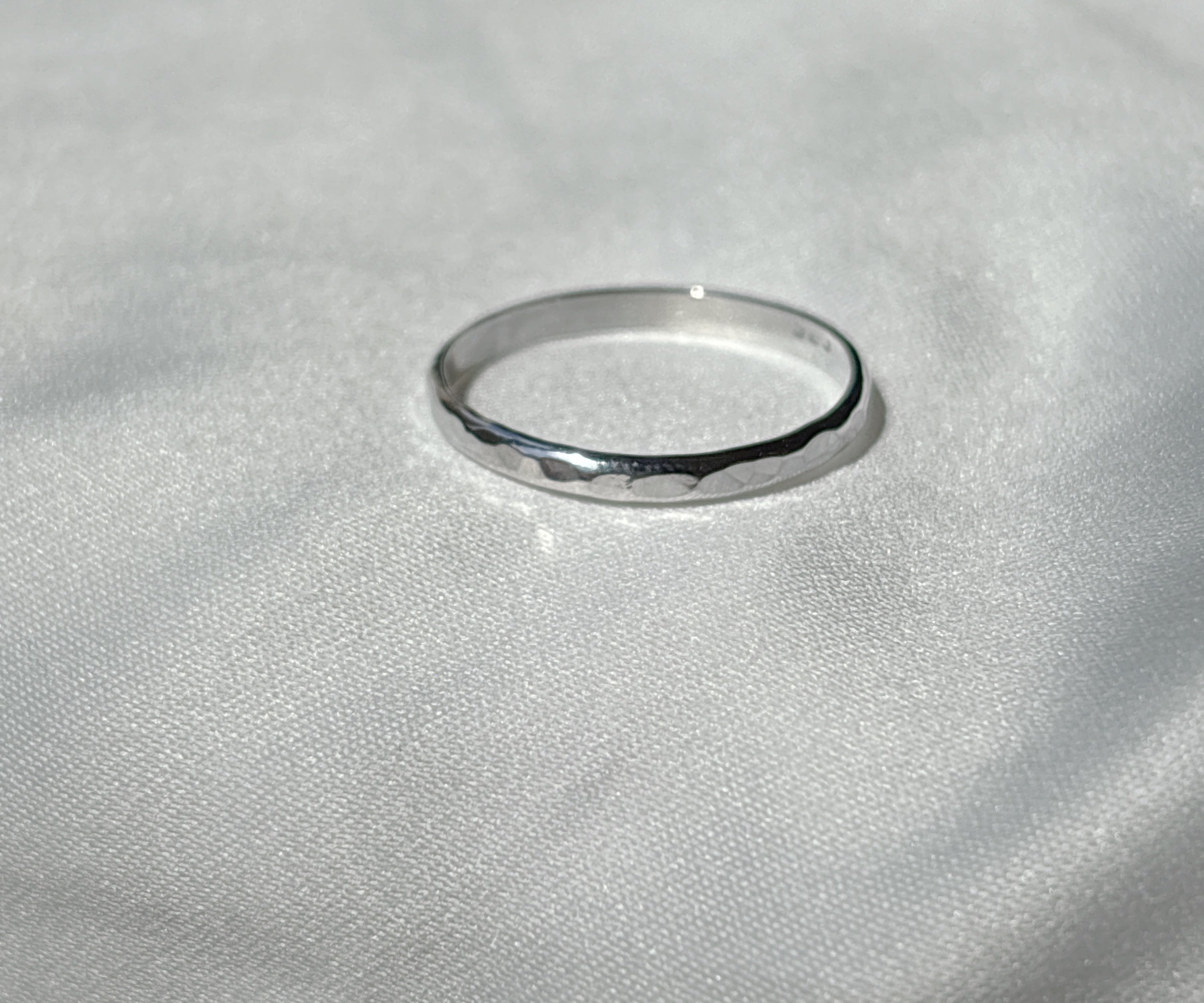 YETTA THIN – gehämmerter Ring