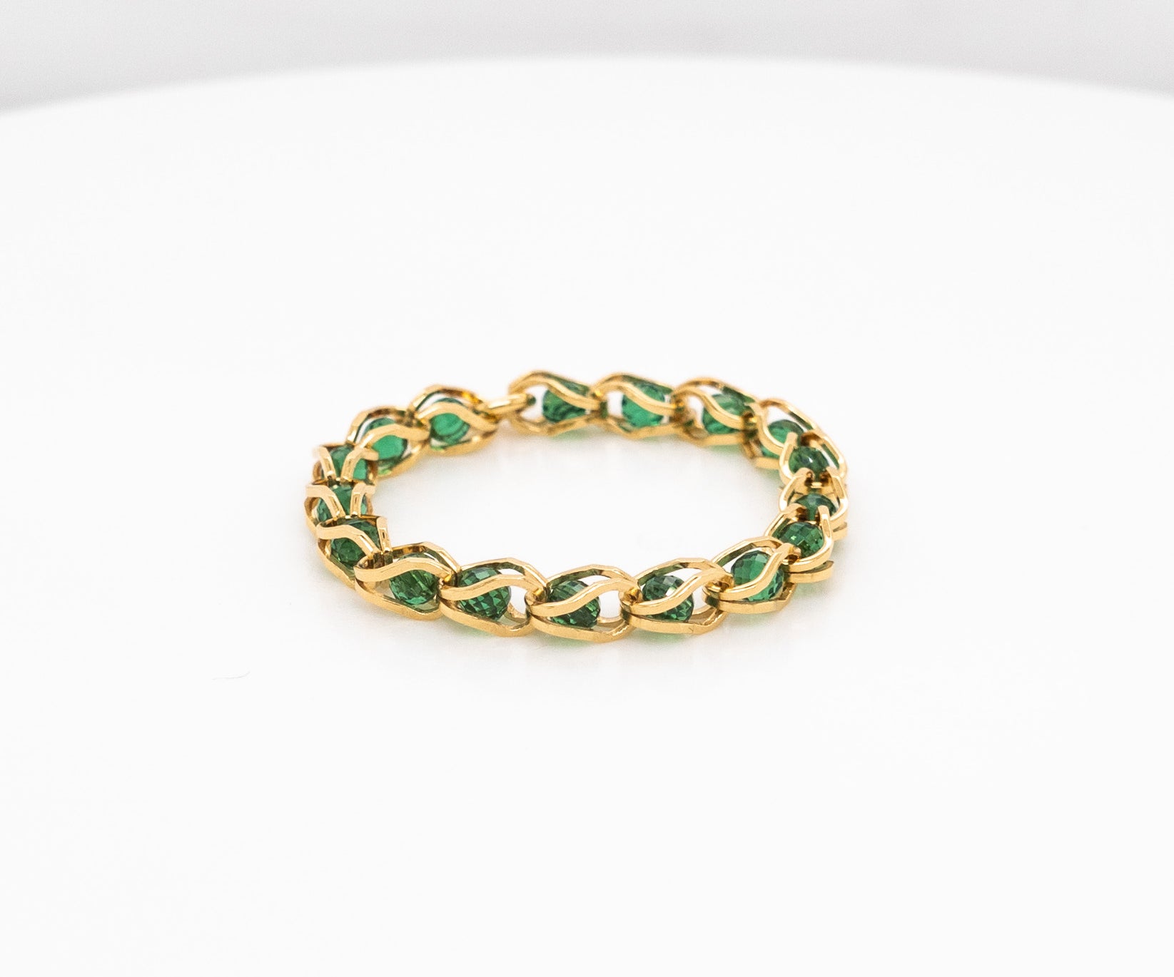 NIKA BOLD – Ring mit grünen Steinen