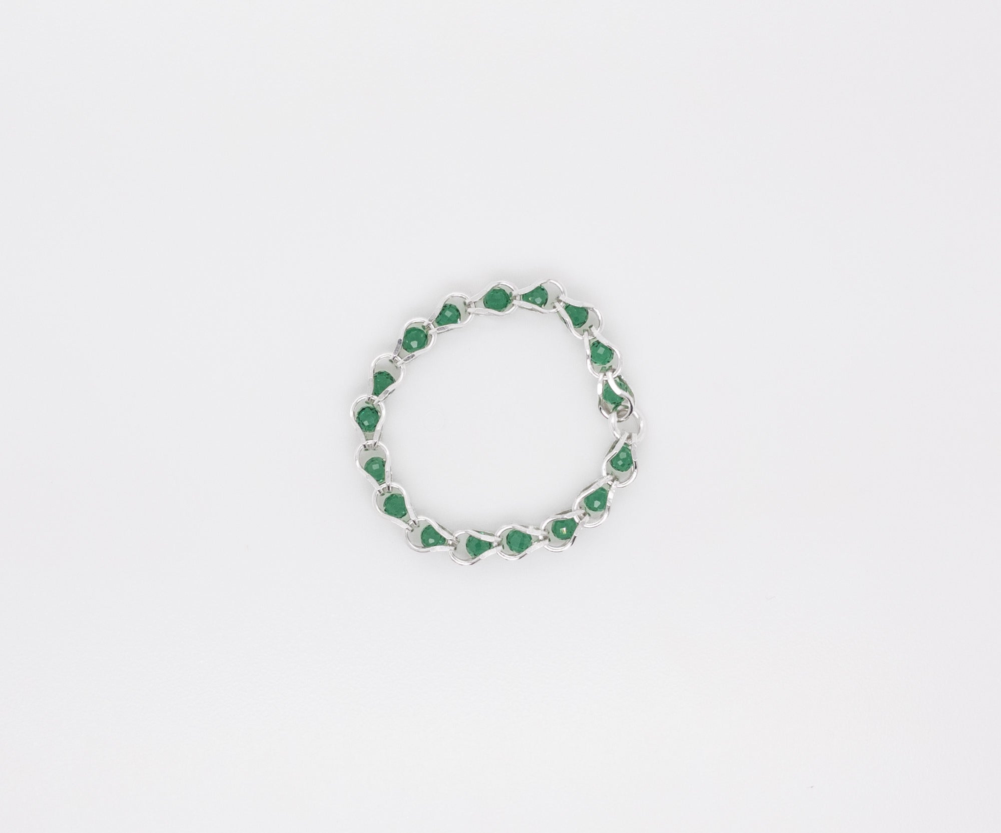 NIKA BOLD – Ring mit grünen Steinen