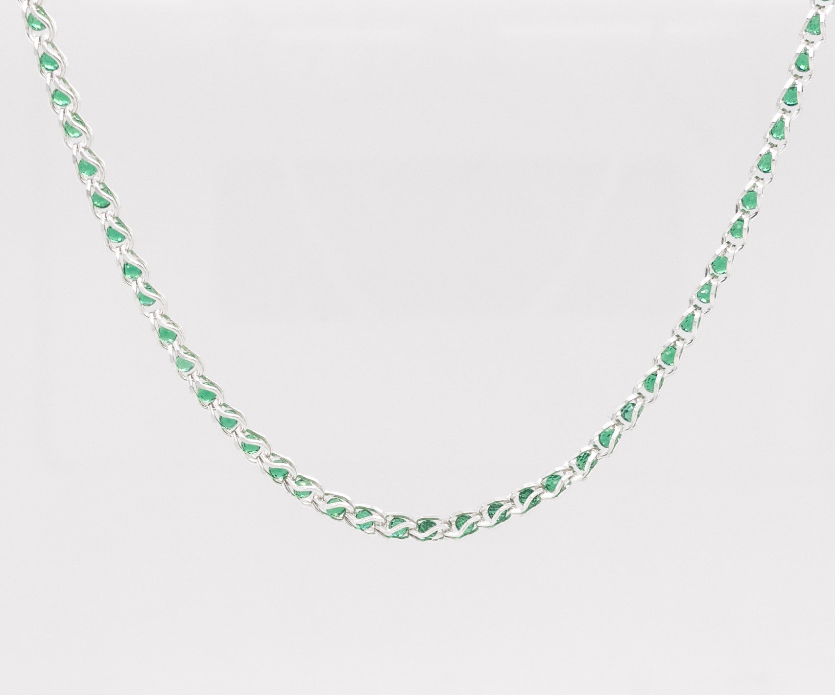 NIKA THIN – Kette mit grünen Steinen