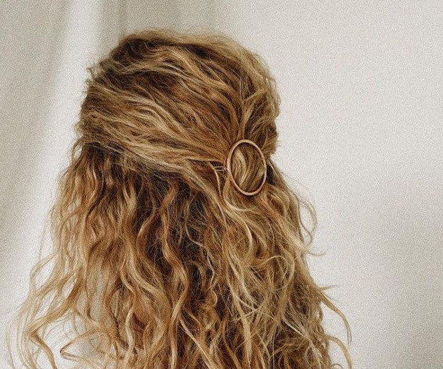 MAGNA Haarspange von ST'ATOUR in Gold auf blonden Locken Dauerwelle