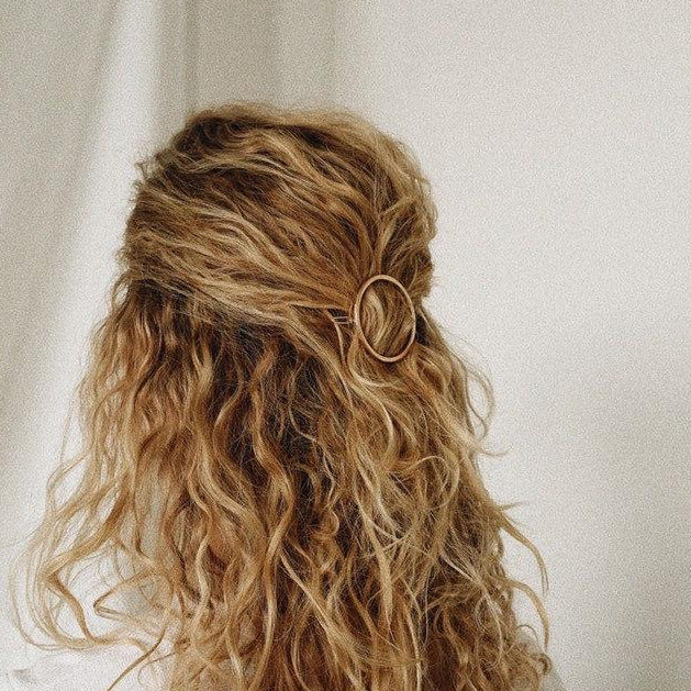 MAGNA Haarspange von ST'ATOUR in Gold auf blonden Locken Dauerwelle